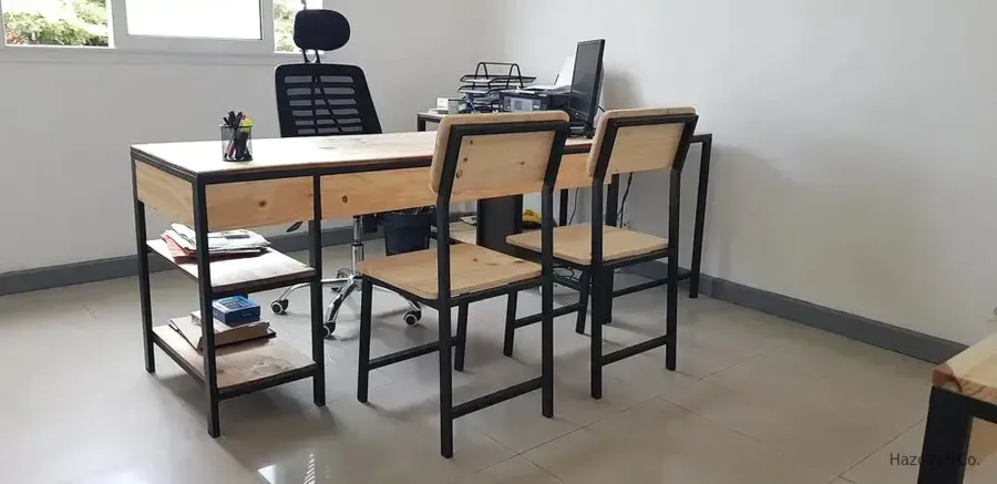 Bureau en bois pin & métal, sur mesure — HazoVy&Co Antananarivo