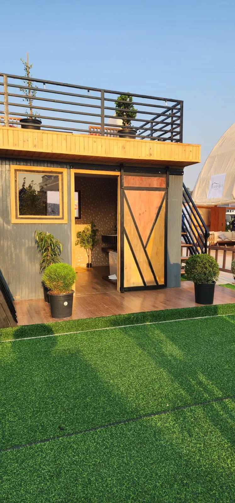 Module avec fenêtre encadrée de bois et porte grange ouverte