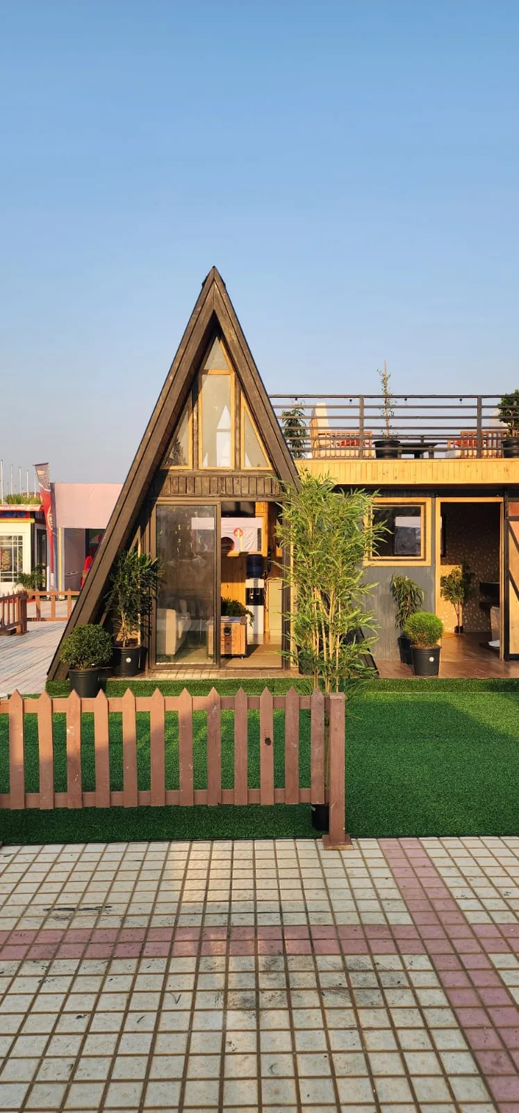 Façade de la maison A-Frame vue de face, pignon vitré et terrasse sur le module