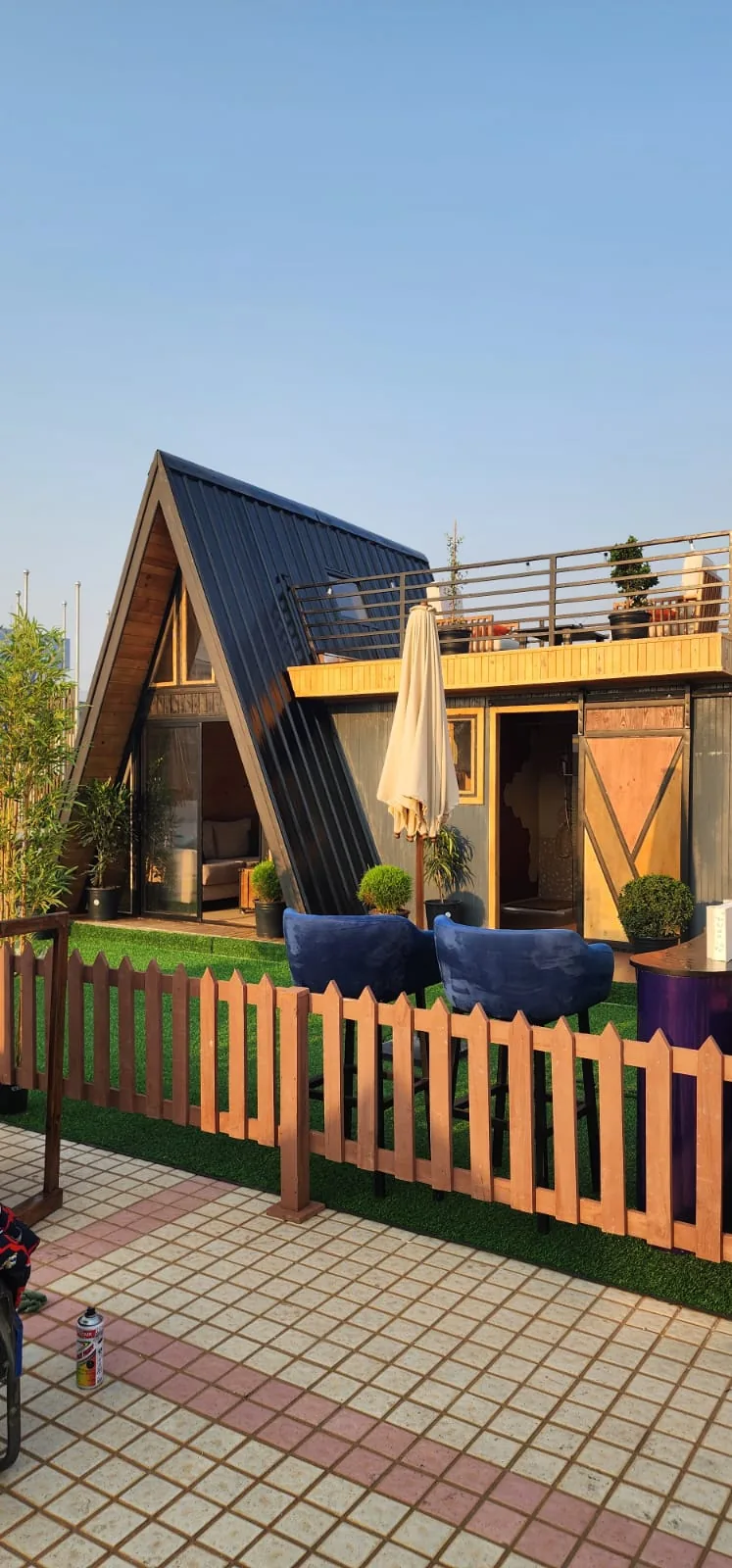Maison A-Frame et module avec rooftop, garde-corps métal et parasol