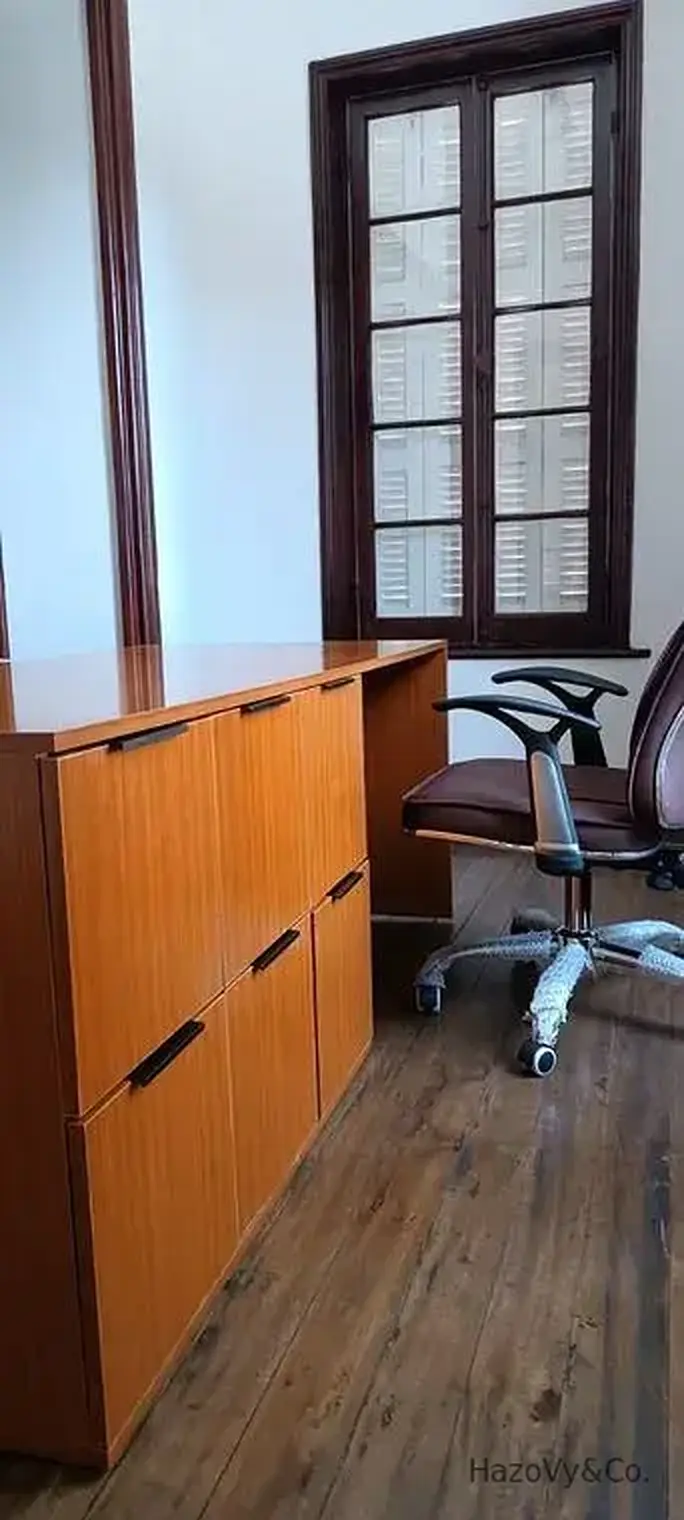 Comptoir d'accueil professionnel en bois mélaminé, sur mesure — HazoVy&Co Antananarivo